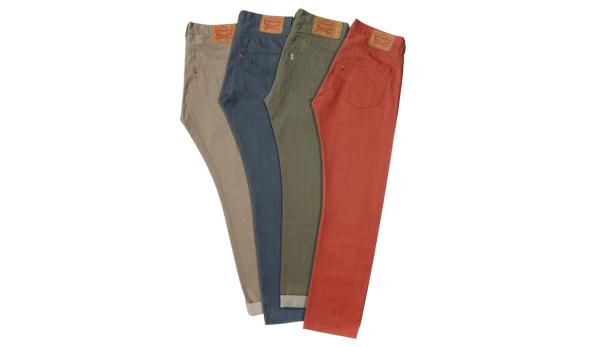 Vier Levi's Jeans in Beige, Blau, Grün und Rot liegen nebeneinander.