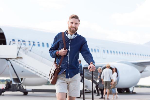 Kein Zutritt: Airline verweigert Mann Boarding in Shorts