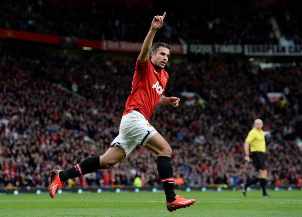 Robin van Persie jubelt auf dem Spielfeld mit erhobenem Zeigefinger.