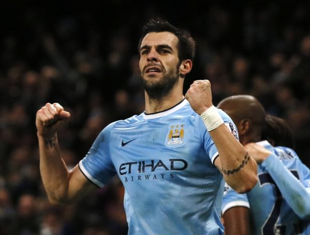 Ein Fußballspieler im hellblauen Trikot von Manchester City jubelt mit geballten Fäusten.