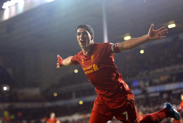 Luis Suárez jubelt in seinem roten Liverpool-Trikot mit der Nummer 7.