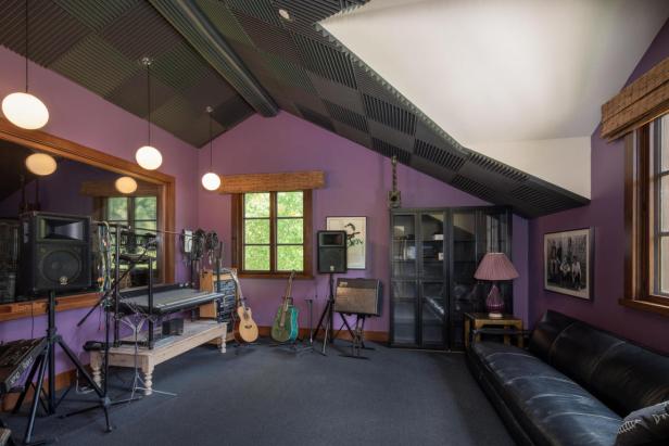 Ein Musikzimmer mit Instrumenten, Mischpult und schallabsorbierender Decke.