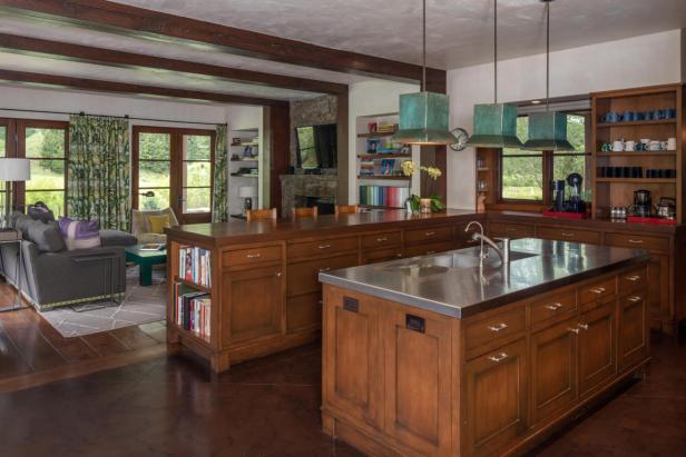 Eine geräumige Küche mit zwei Kochinseln und Blick in den Wohnbereich.