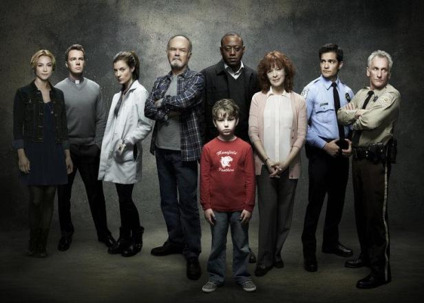 Eine Gruppe von Schauspielern posiert für ein Werbebild der Fernsehserie „Resurrection“.