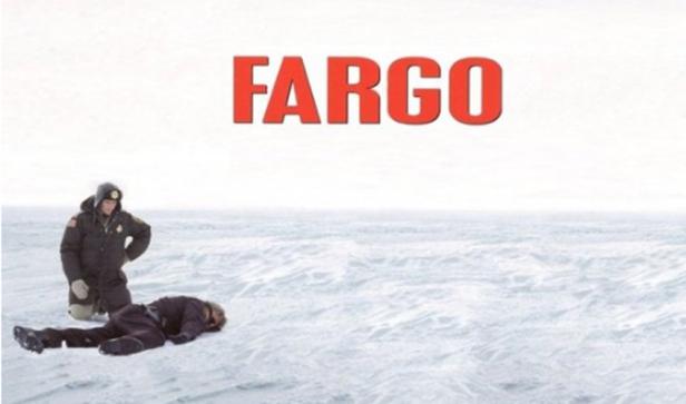 Ein Polizist kniet neben einer leblosen Person im Schnee, im Hintergrund der Schriftzug „Fargo“.