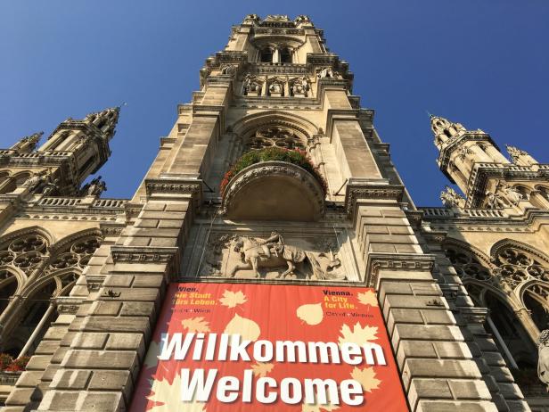 Wiens verdrängter Hitler-Balkon - zentral am Rathausturm