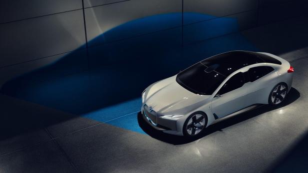 BMW i4 startet 2021 als neuer Tesla-Rivale