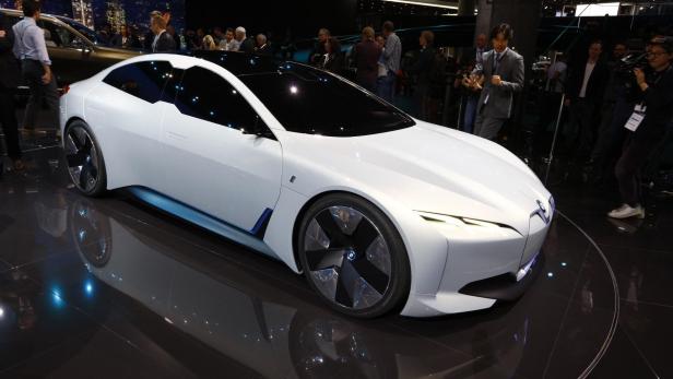 BMW i4 startet 2021 als neuer Tesla-Rivale