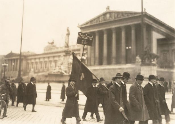 Aufmarsch der Arbeiterräte vor dem Parlament 1919