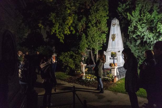 Zentralfriedhof bei Nacht: Ein Rundgang zum Fürchten