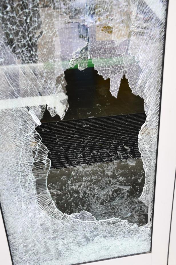 Schwerer Vandalismus: Glastür von Schule eingeschlagen