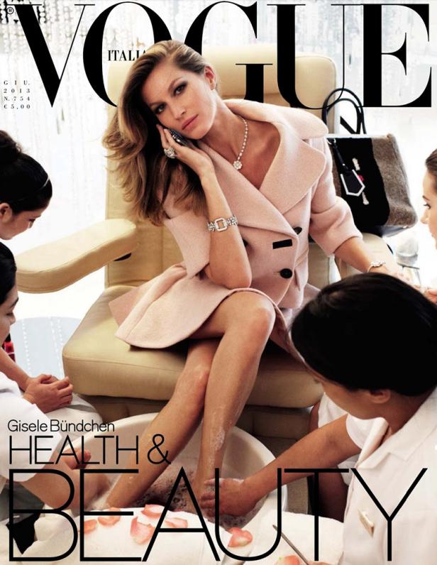 Gisele Bündchen auf dem Cover der Vogue Italia, während sie eine Pediküre bekommt und telefoniert.