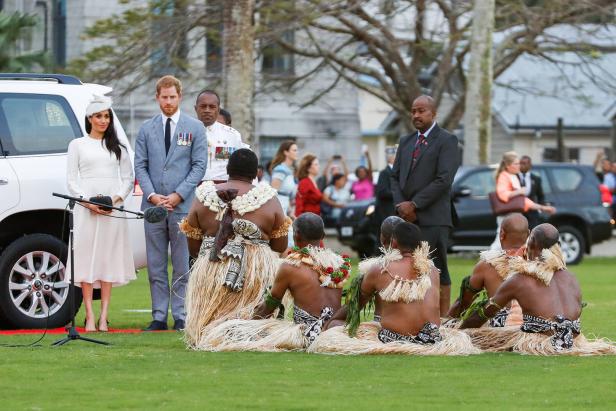 Ankunft auf Fidschi: Herzogin Meghan kämpft mit dem Wind