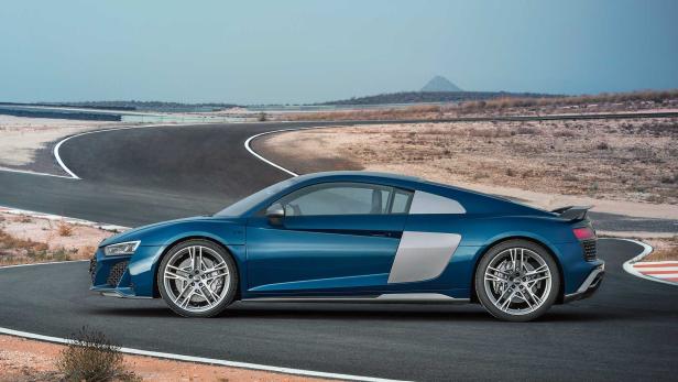 Ein blauer Audi R8 auf einer Rennstrecke.