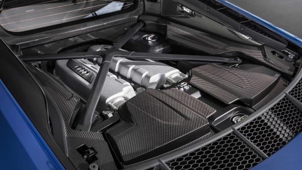 Ein detaillierter Blick in den Motorraum eines Autos mit Kohlefaser-Akzenten.