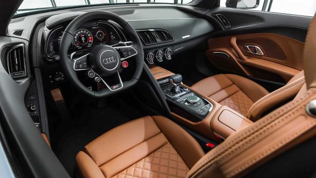 Innenraum eines Audi R8 mit braunen Ledersitzen.