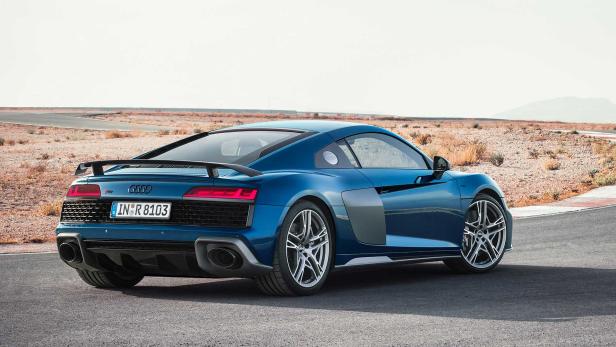 Ein blauer Audi R8 steht auf einer asphaltierten Straße.