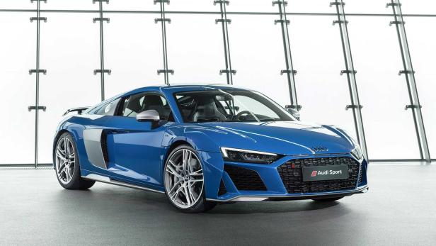 Ein blauer Audi R8 Sport steht in einem modernen Ausstellungsraum.