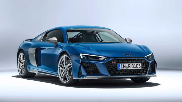 Ein blauer Audi R8 Sportwagen vor einem neutralen Hintergrund.