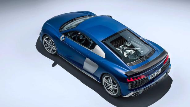 Ein blauer Audi R8 Sportwagen von oben fotografiert.