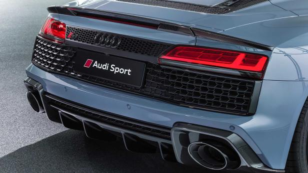 Die Rückansicht eines grauen Audi R8 mit Sportauspuffanlage.