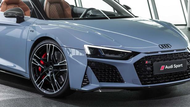 Detailansicht der Frontpartie eines grauen Audi R8 Spyder mit roten Bremssätteln.