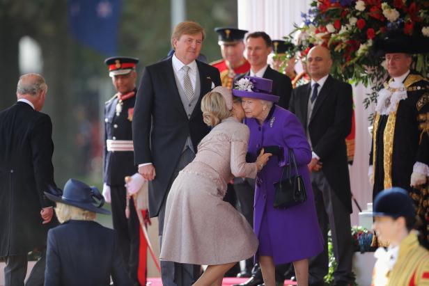 Maxima & Willem-Alexander: Holprige Queen-Begrüßung