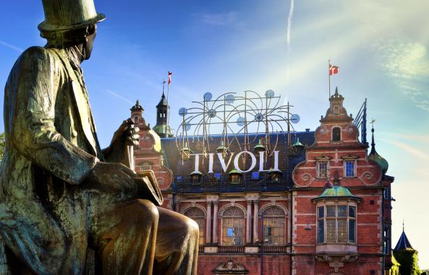 Eine Statue von Hans Christian Andersen vor dem Tivoli in Kopenhagen.