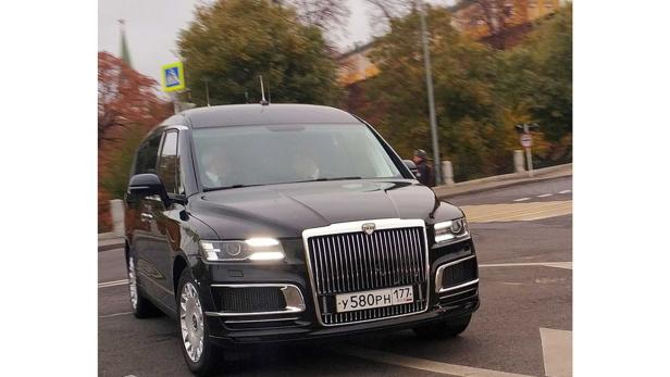 Ein schwarzer Aurus-Senat fährt auf einer Straße.