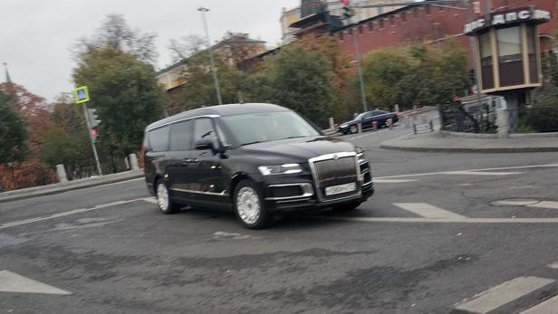Ein schwarzer Aurus-Van fährt auf einer Straße in Moskau.