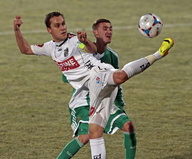 Ein Fußballspieler schießt den Ball während eines Spiels.