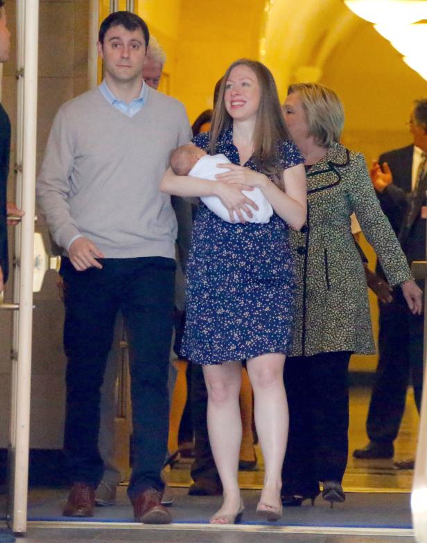 Chelsea Clinton mit ihrem Ehemann und ihrem neugeborenen Baby.