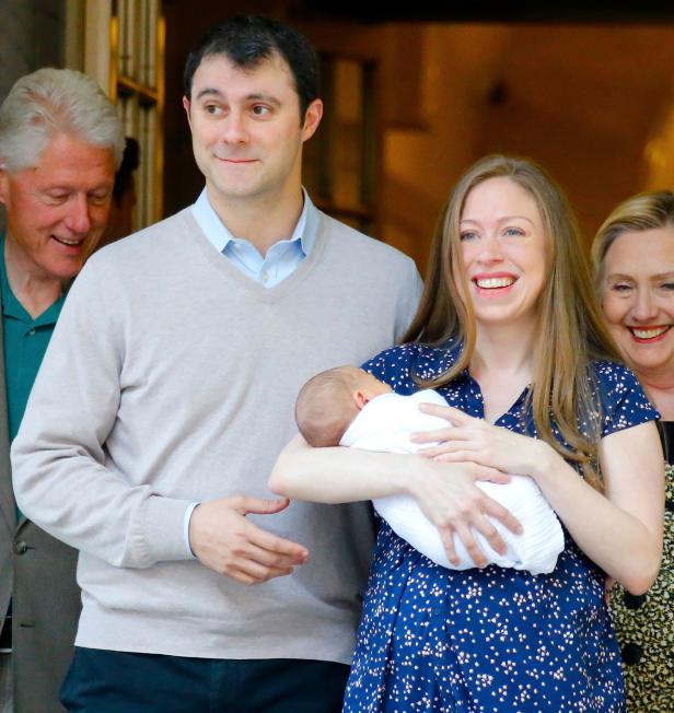 Chelsea Clinton mit ihrem Baby, umgeben von Bill und Hillary Clinton.