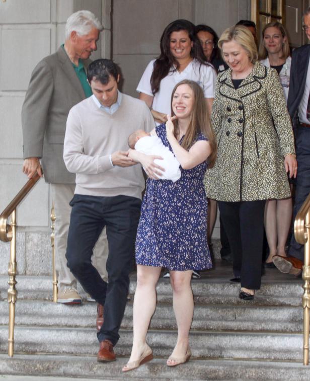 Chelsea Clinton, ihr Mann Marc Mezvinsky, Bill und Hillary Clinton verlassen mit ihrem Neugeborenen ein Krankenhaus.