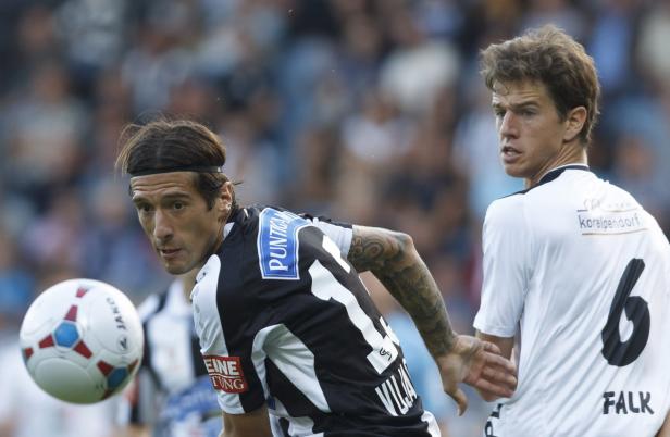 Zwei Fußballspieler während eines Spiels, einer mit Trikotnummer 11.