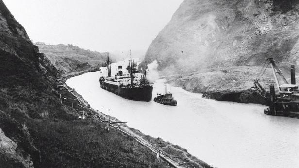 Ein Frachtschiff passiert den Panamakanal mit Hilfe eines Schleppers.