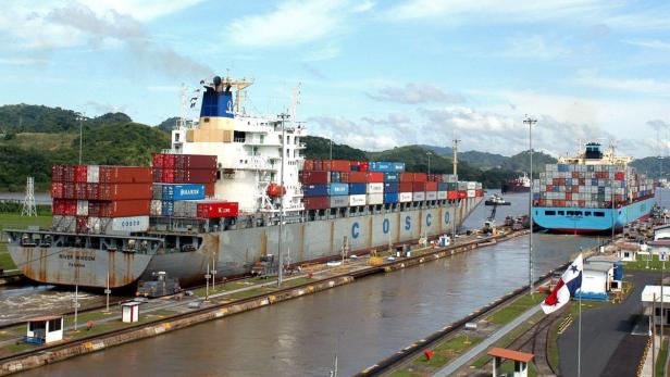 Zwei Containerschiffe passieren den Panamakanal.