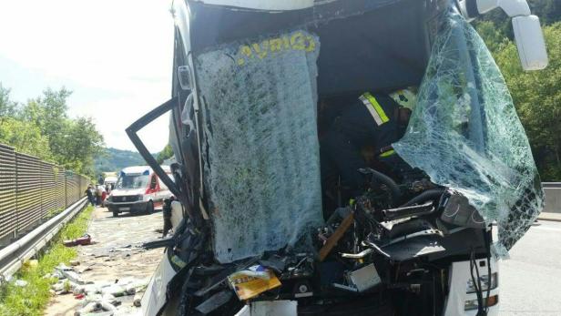 NIEDERÖSTERREICH: BUS FUHR AUF A2 AUF LKW AUF - ME