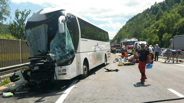 NIEDERÖSTERREICH: BUS FUHR AUF A2 AUF LKW AUF - ME