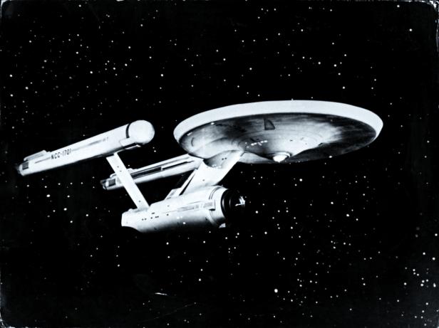 Das Raumschiff Enterprise NCC-1701 im Weltraum.