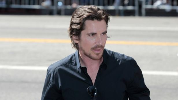 Ein Porträt von Christian Bale mit dunklem Haar und Bart.