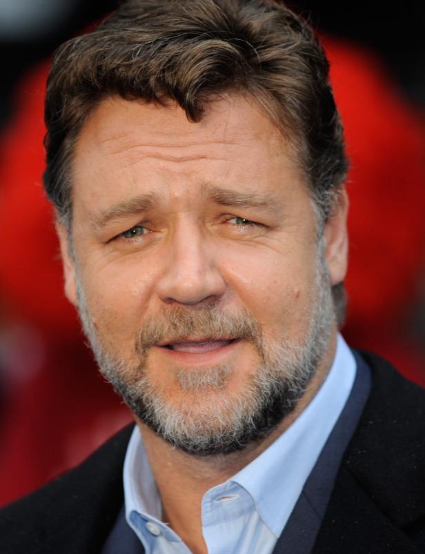 Porträt von Russell Crowe mit grau meliertem Bart.