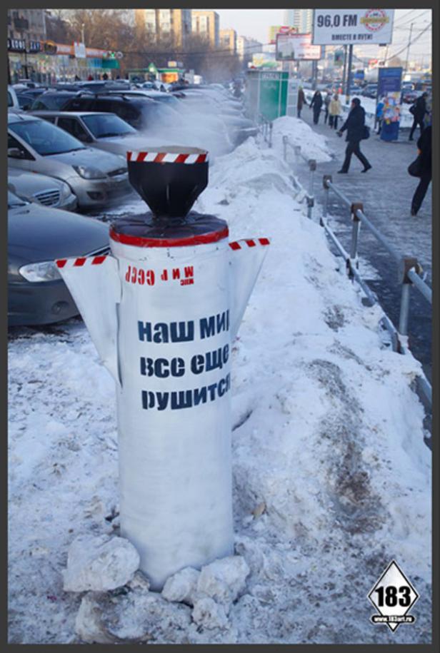 Eine Raketenattrappe mit russischer Aufschrift steht im Schnee.