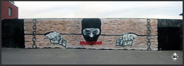 Ein Wandgemälde zeigt eine Person mit Sturmhaube, gefesselt und mit Geldscheinen in den Händen.
