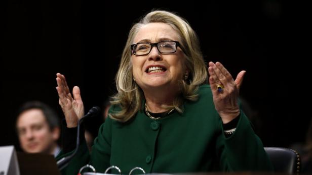 Hillary Clinton gestikuliert während einer Anhörung vor einem Ausschuss.