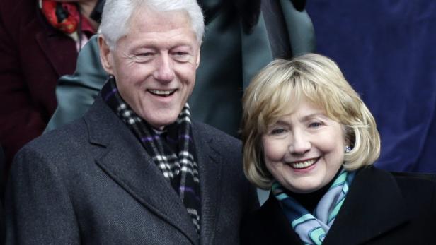 Bill und Hillary Clinton lächeln in die Kamera.