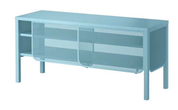 Ein hellblaues Sideboard mit Regalen und einer Schiebetür aus Metallgitter.