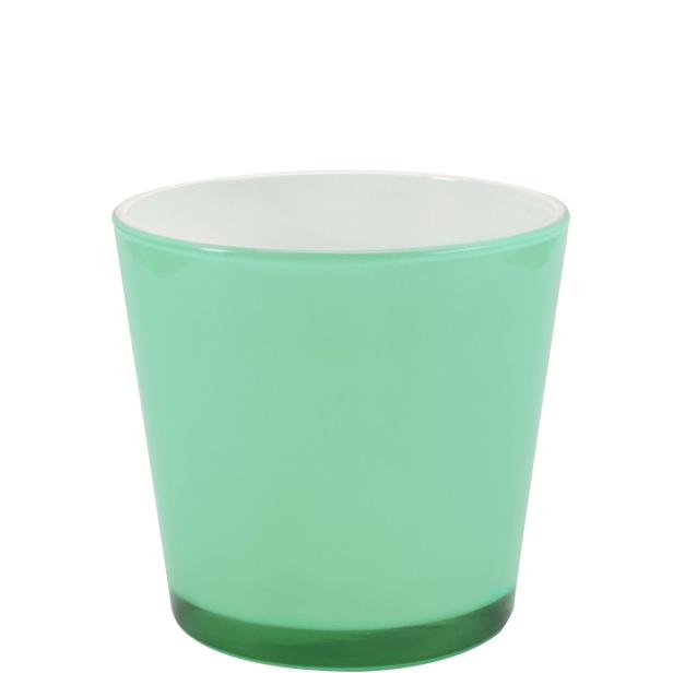 Ein mintgrüner, leerer Blumentopf aus Glas steht vor einem weißen Hintergrund.