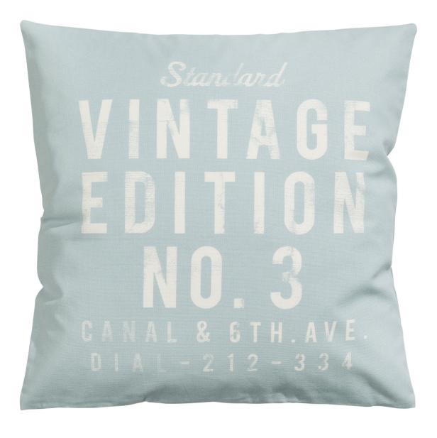 Ein hellblaues Kissen mit dem Aufdruck „Standard Vintage Edition No. 3, Canal & 6th Ave.“.