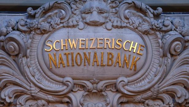 File picture shows the logo of the Swiss National Die Fassade der Schweizerischen Nationalbank mit goldenen Buchstaben und Verzierungen.